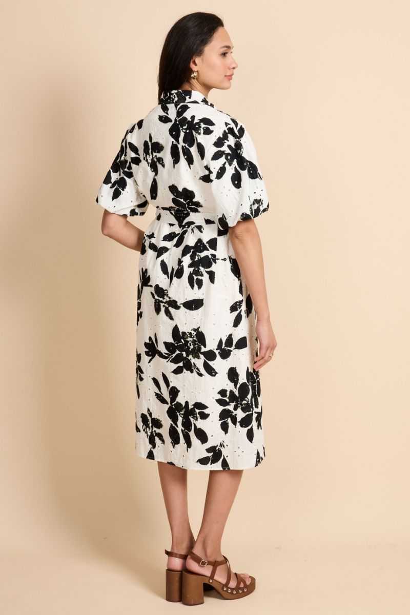 G-maxx Zophia Dress Offwhite/Black, jurk met offwhite stof en zwarte contrastdetails